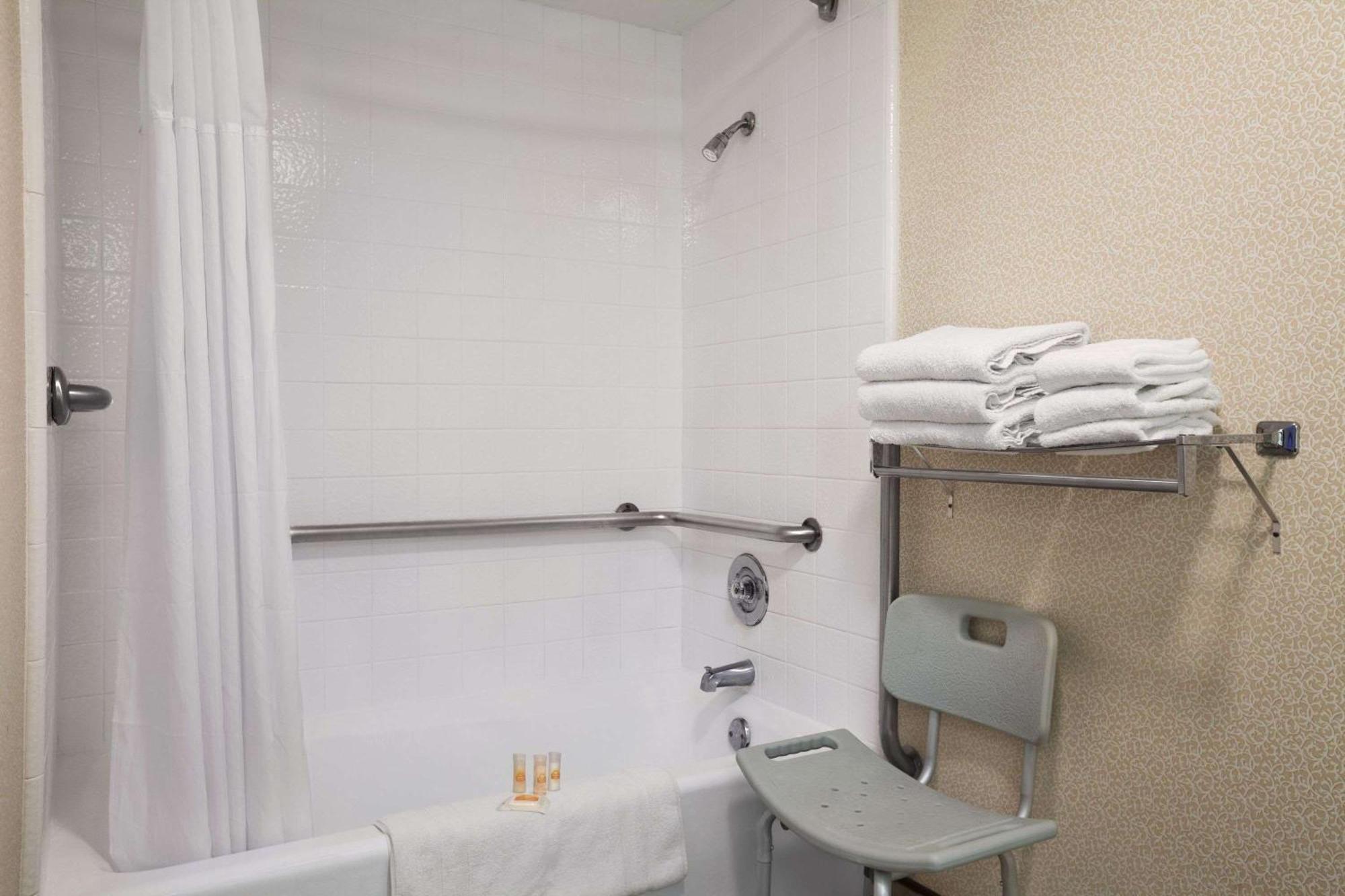 King Room Mobility Access or Non-Smoking,1606047962:JPEG
